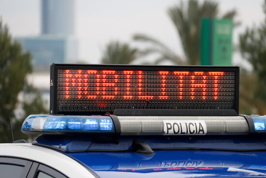 Police sign indicating mobility restrictions (by Blanca Blay)